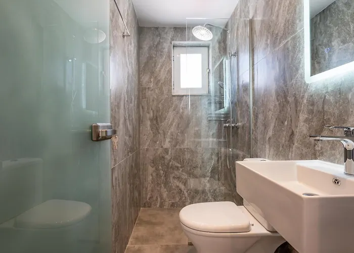 Kos Mare - Elegant Beachfront Stay شقة بلدة كوس