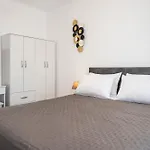Mare - Elegant Beachfront Apartment