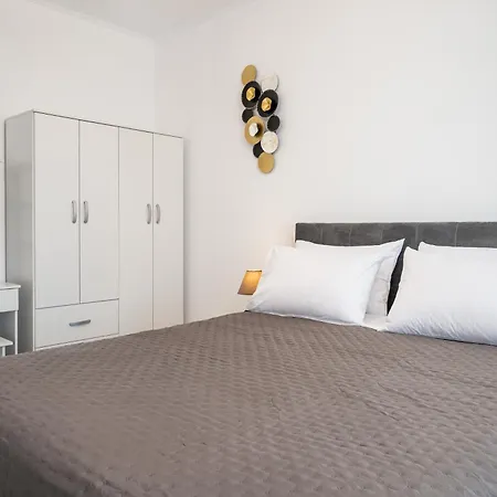 Mare - Elegant Beachfront Apartamento